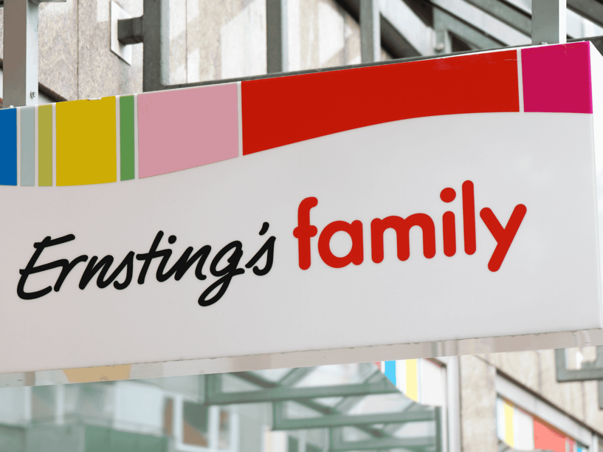 Ladenschild von Ernsting's family.