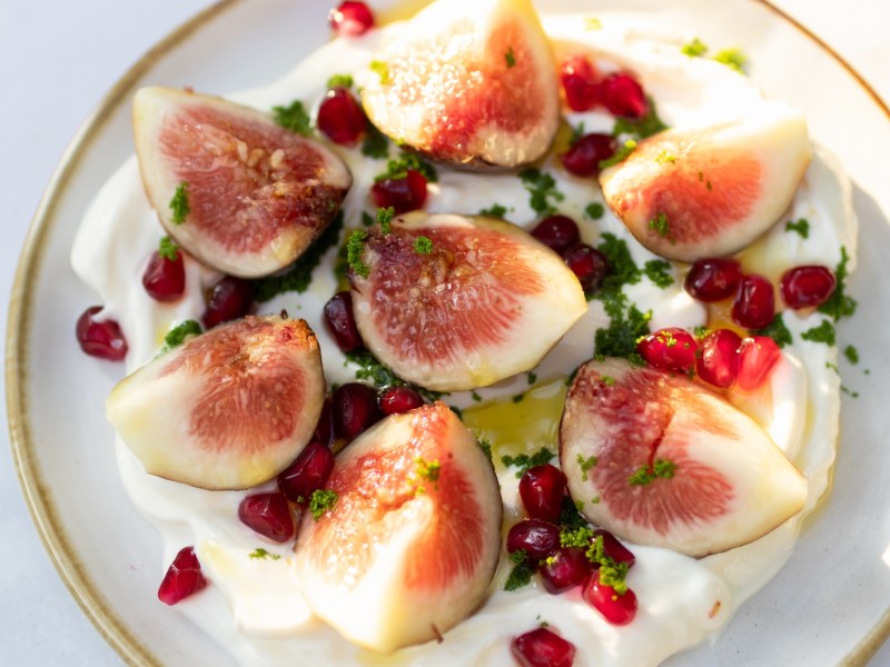 Gesunde Snacks selber machen: Feigen mit Joghurt.