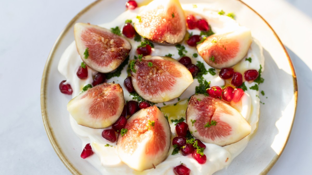 Gesunde Snacks selber machen: Feigen mit Joghurt.