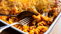 Gyros Auflauf: Nudelauflauf mit Käse überbacken.