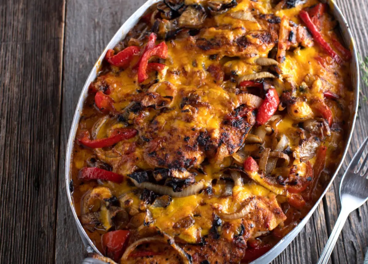 Auflauf mit Hähnchenfleisch und Paprika.