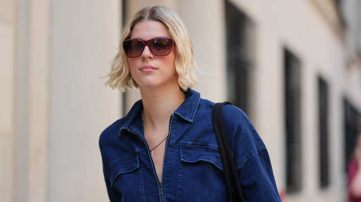 Junge blonde Frau mit Bob.