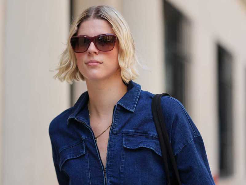 Junge blonde Frau mit Bob.