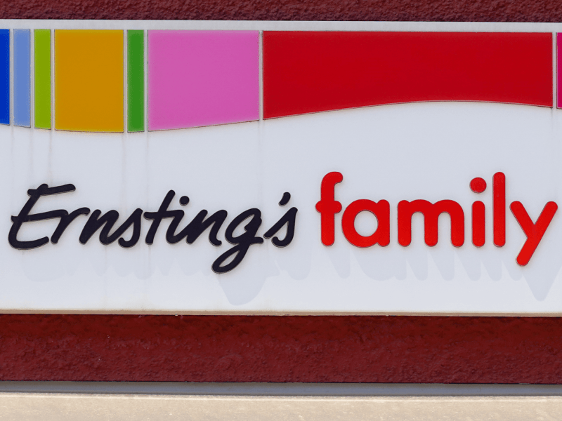 Nahaufnahme eines Ernsting's family Logos.