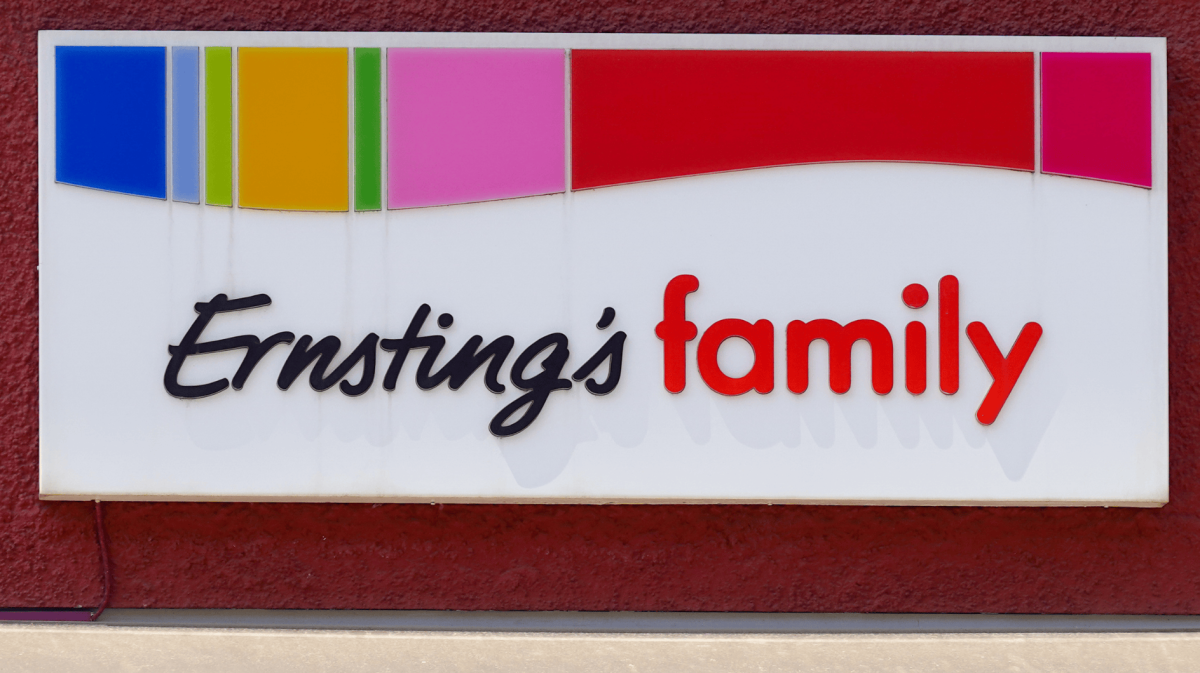 Nahaufnahme eines Ernsting's family Logos.