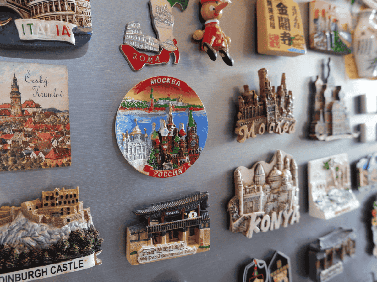 Viele Magneten an einem K&uuml;hlschrank.