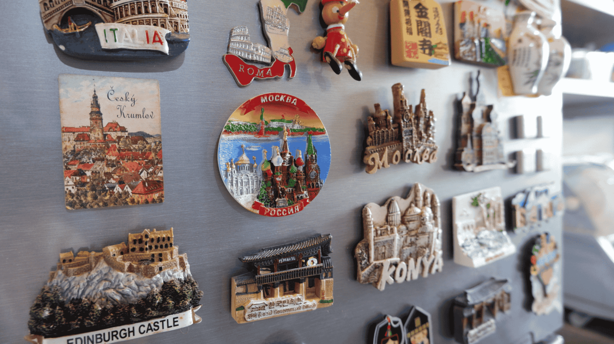 Viele Magneten an einem Kühlschrank.