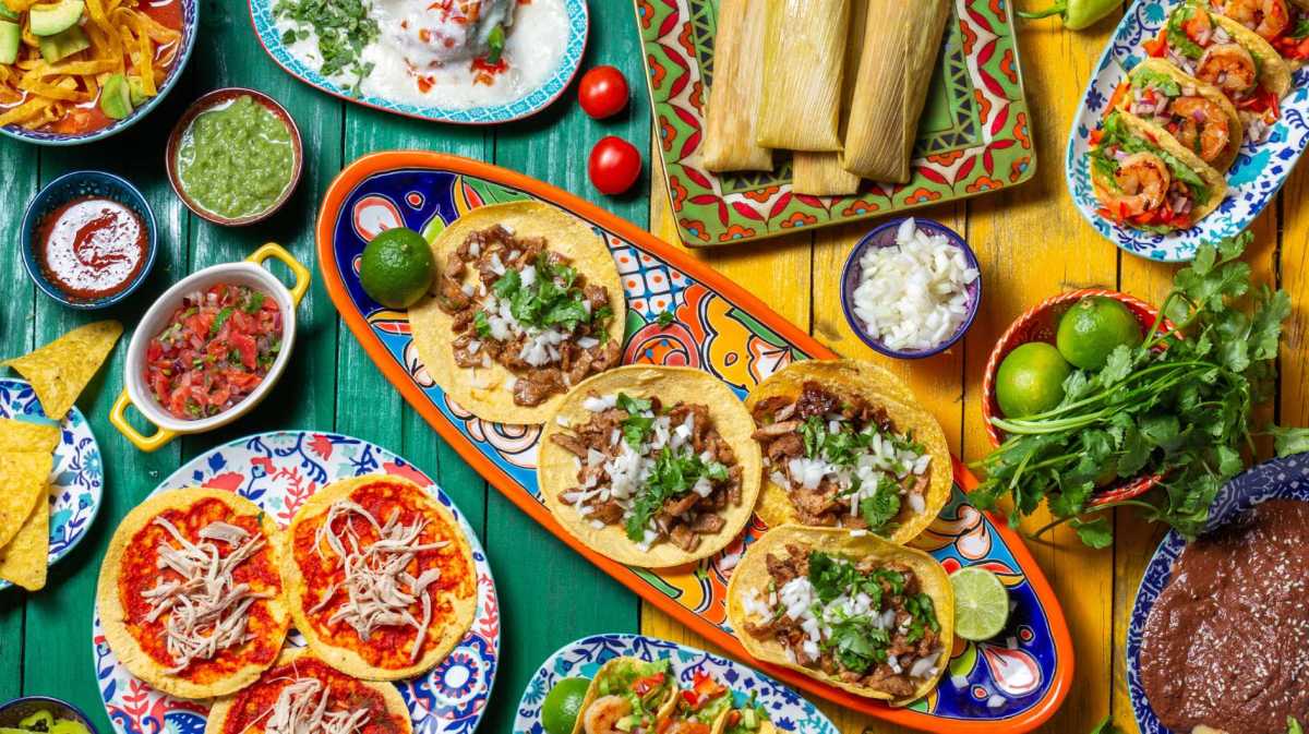 Mexikanische Rezepte auf einem Tisch.