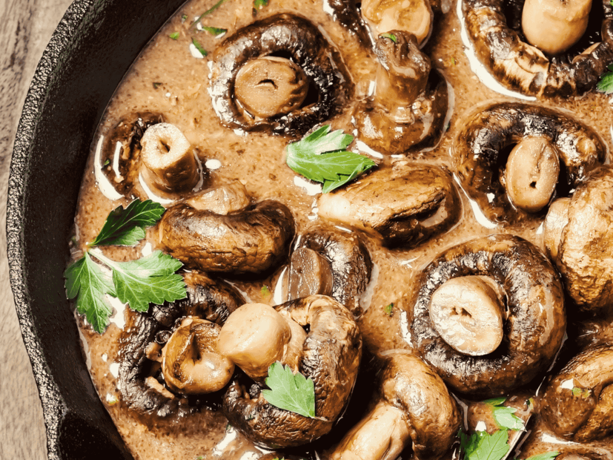 Pilzpgulasch in Gusseisenpfanne.