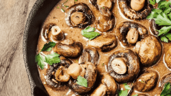 Pilzpgulasch in Gusseisenpfanne.