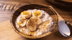 Porridge mit Honig und Banane.