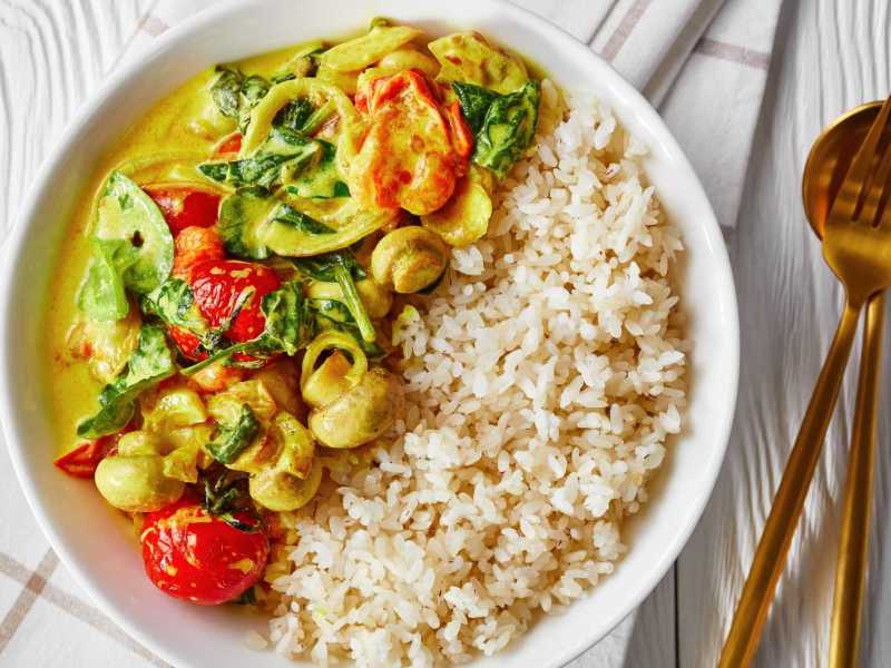 Schnelle Reisgerichte mit frischem Gemüse – einfache und gesunde Mahlzeit.