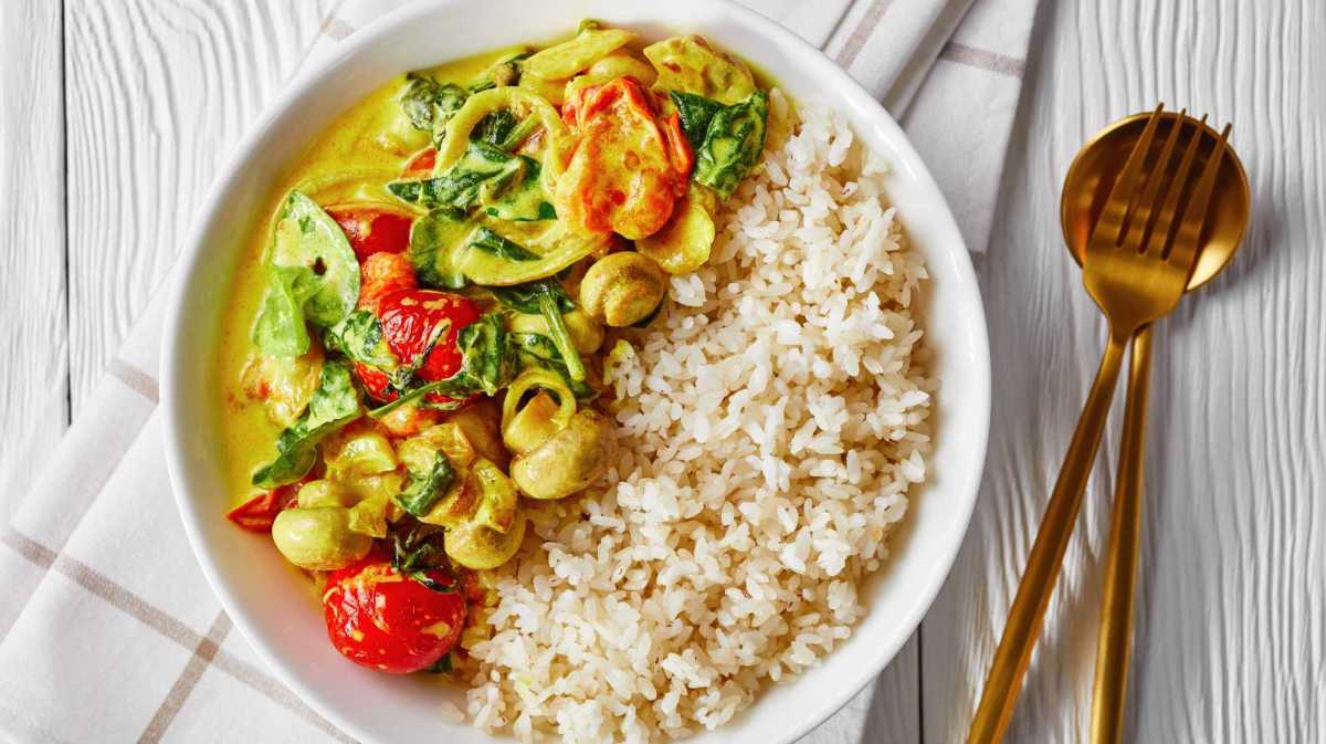 Schnelle Reisgerichte mit frischem Gemüse – einfache und gesunde Mahlzeit.