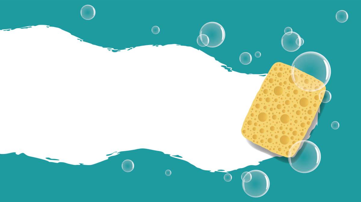 Gelber Putzschwamm wischt über nasse Oberfläche