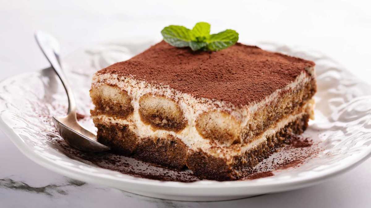 Tiramisu auf weißem Teller