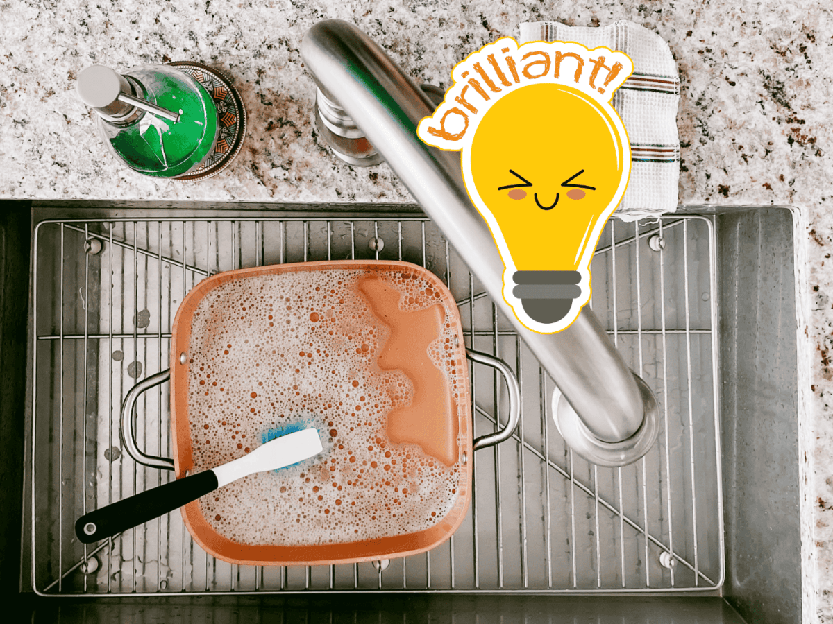 Topf steht in einer Sp&uuml;le, ist mit Wasser gef&uuml;llt und weicht ein.