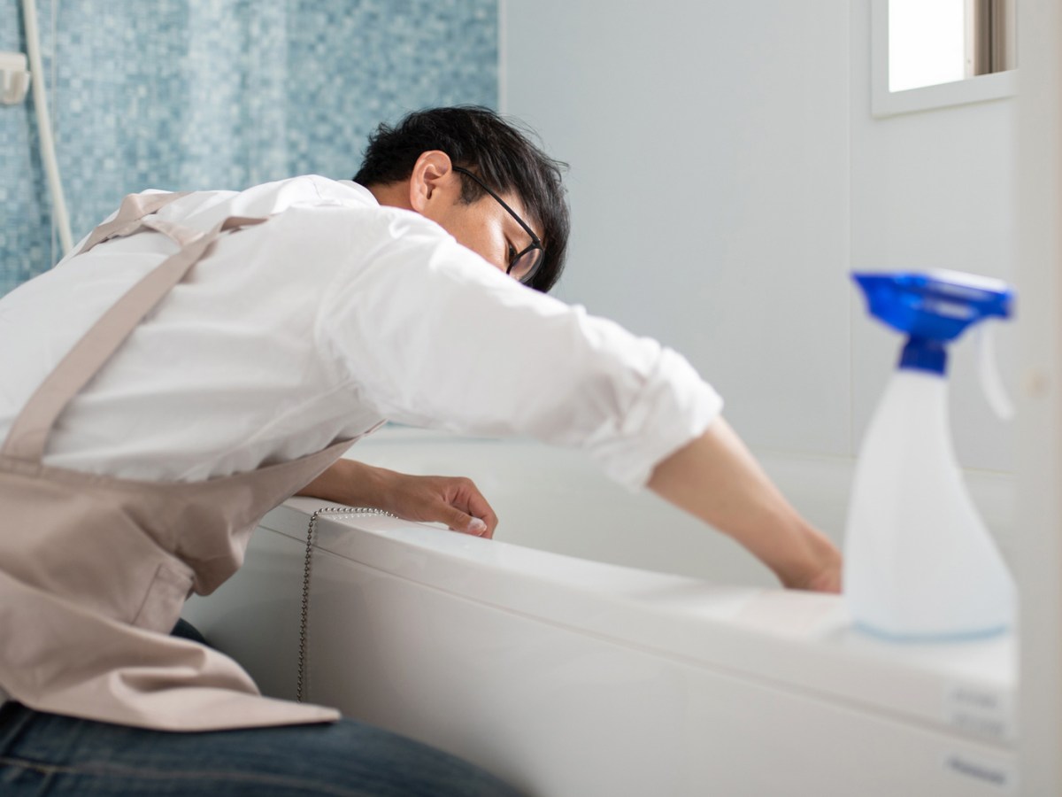 Badewanne gelb verf&auml;rbt? So wirst du die Flecken wirklich los