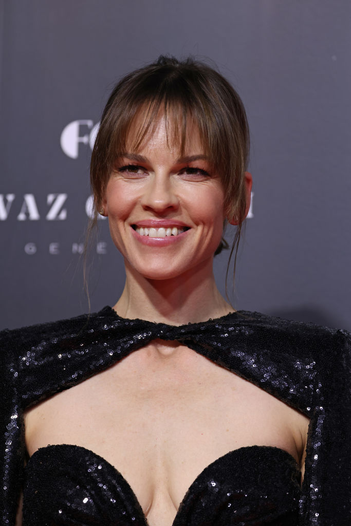 Hillary Swank tr&auml;gt fransige Curtain Bangs