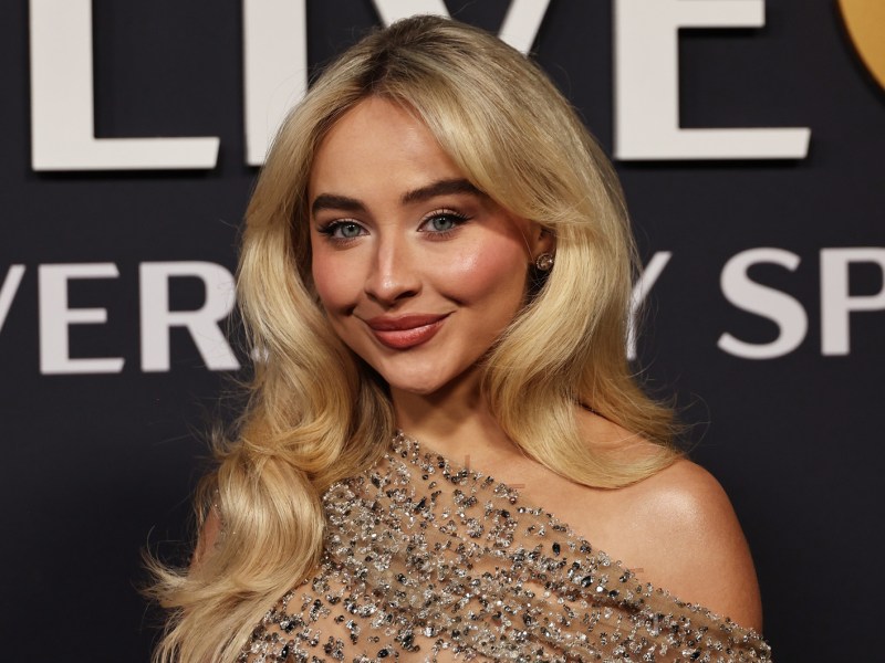 Sabrina Carpenter mit voluminöser Wallemähne.
