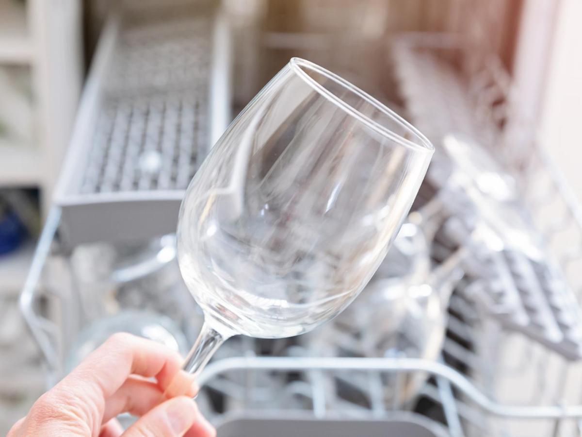 Spülmaschine: Das hilft wirklich gegen Kalkflecken