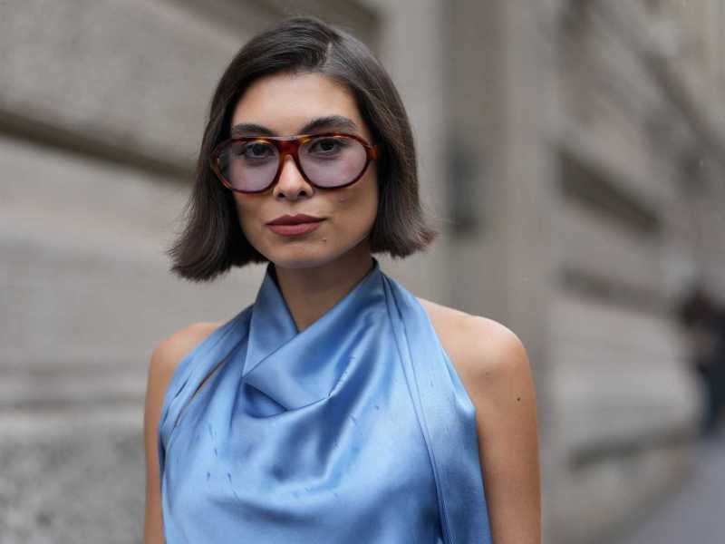 Frau mit kurzer Bob-Frisur