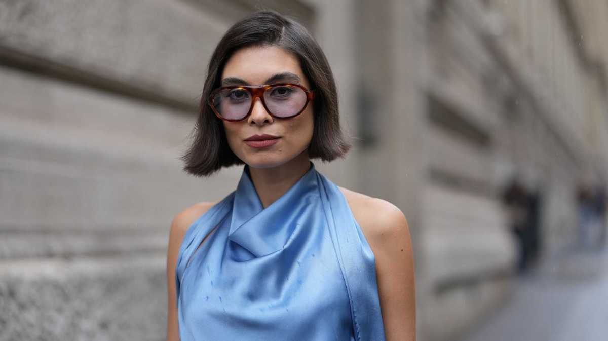 Frau mit kurzer Bob-Frisur