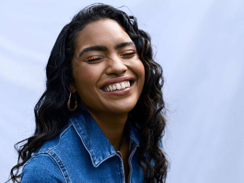 Frau mit dunklen Locken.
