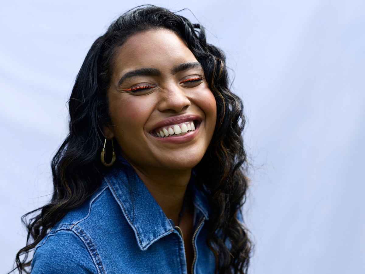 Frau mit dunklen Locken.