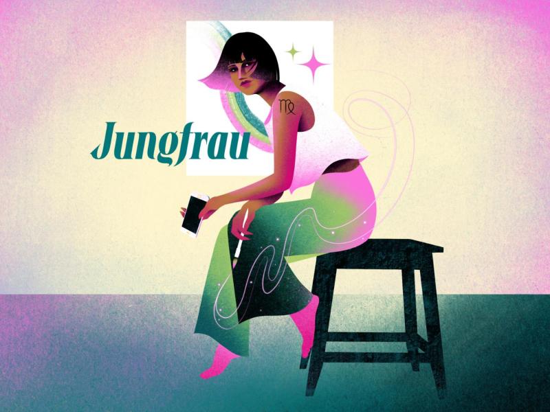 Stylisierte Jungfrau mit elegantem Blick, weitem Rock und astrologischem Tattoo sitzt barfuß vor sanftem, magischem Licht.