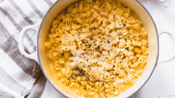 Ein Topf Mac and Cheese auf einem Tisch.