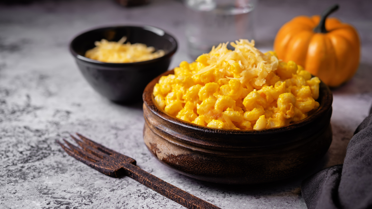 Eine Auflaufform mit Mac und Cheese seht auf einem Tisch.