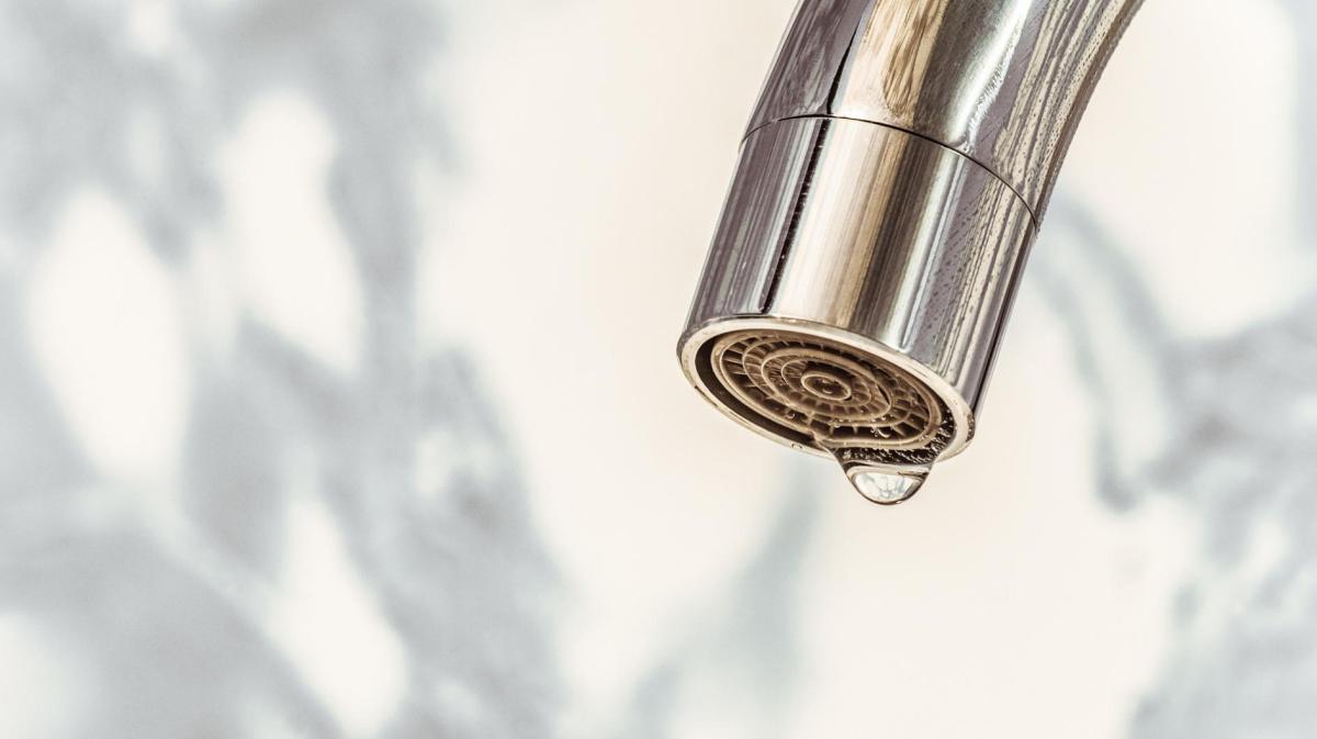 Perlator an einem Wasserhahn tropft.