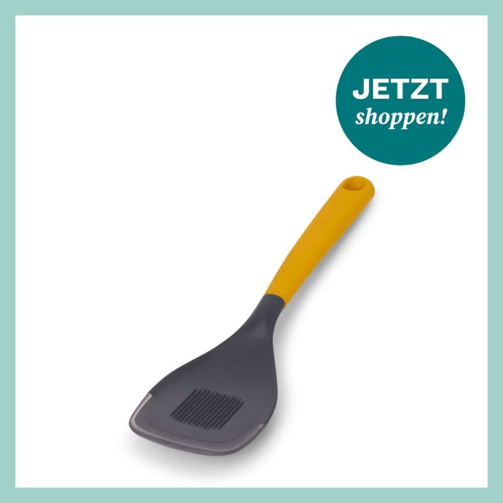 Pfannenwender und Kochlöffel mit Reibe von Tchibo. 