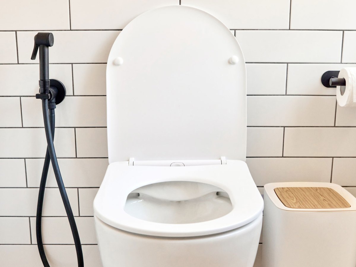 Badezimmer mit Toilette, Bidet und Mülleimer.