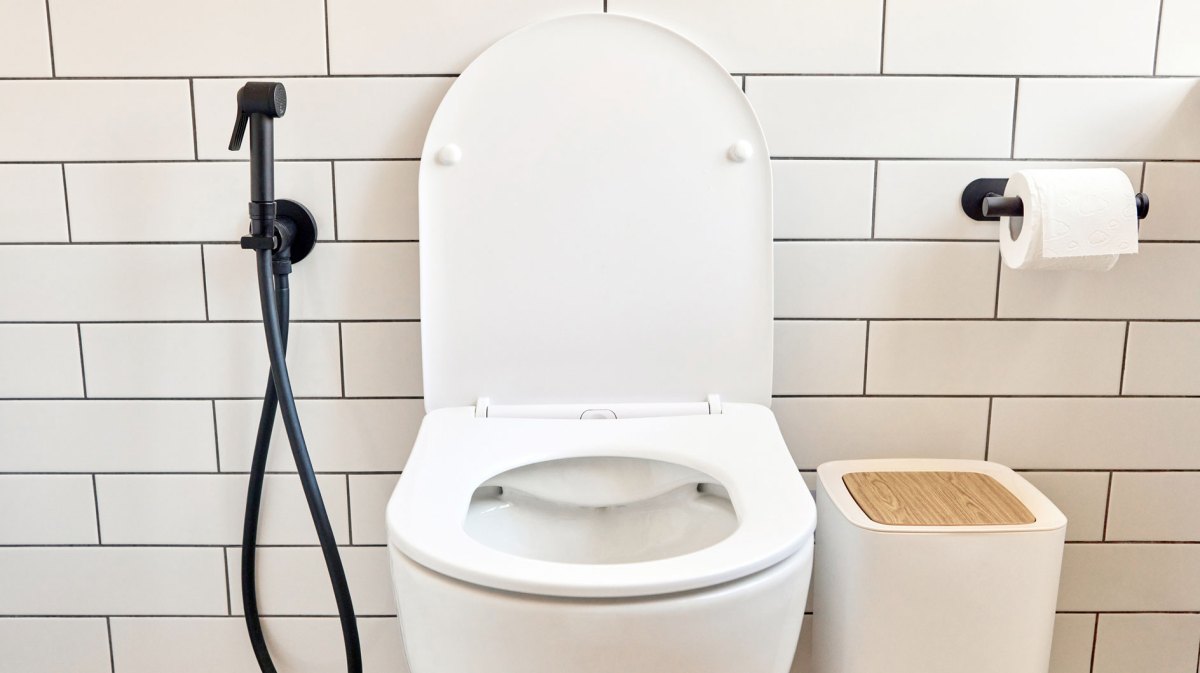 Badezimmer mit Toilette, Bidet und Mülleimer.