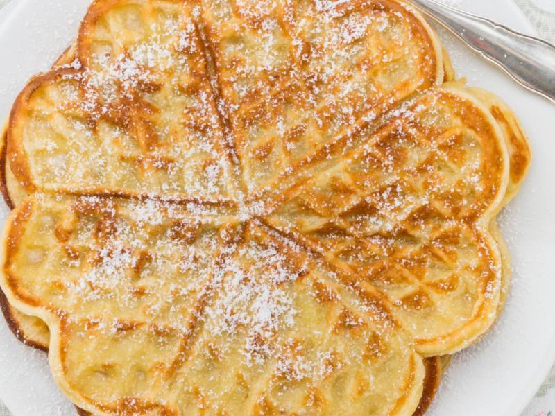 Waffeln in Herzform auf einem Teller in Nahaufnahme.
