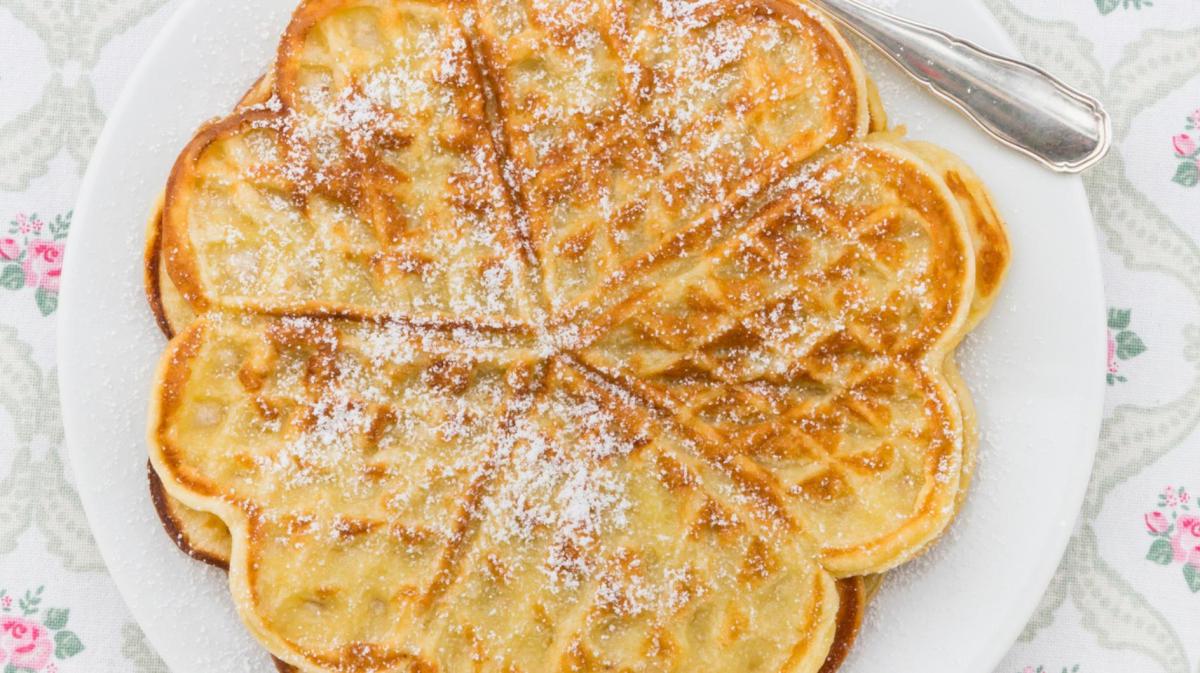 Waffeln in Herzform auf einem Teller in Nahaufnahme.