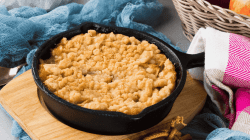 Raclette-Pfännchen mit Apfel und Streusel.