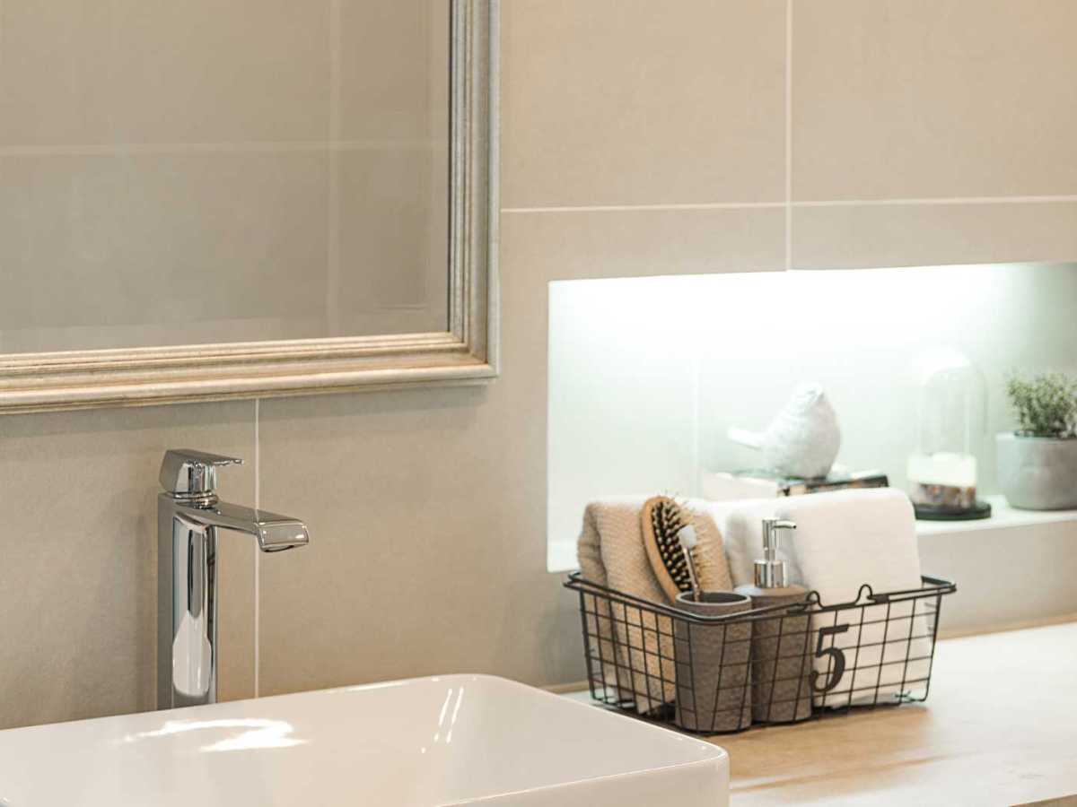 Sauberes Badezimmer mit gl&auml;nzenden Armaturen