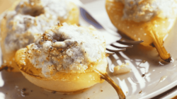 Überbackene Birnen mit Crumble und Käse.