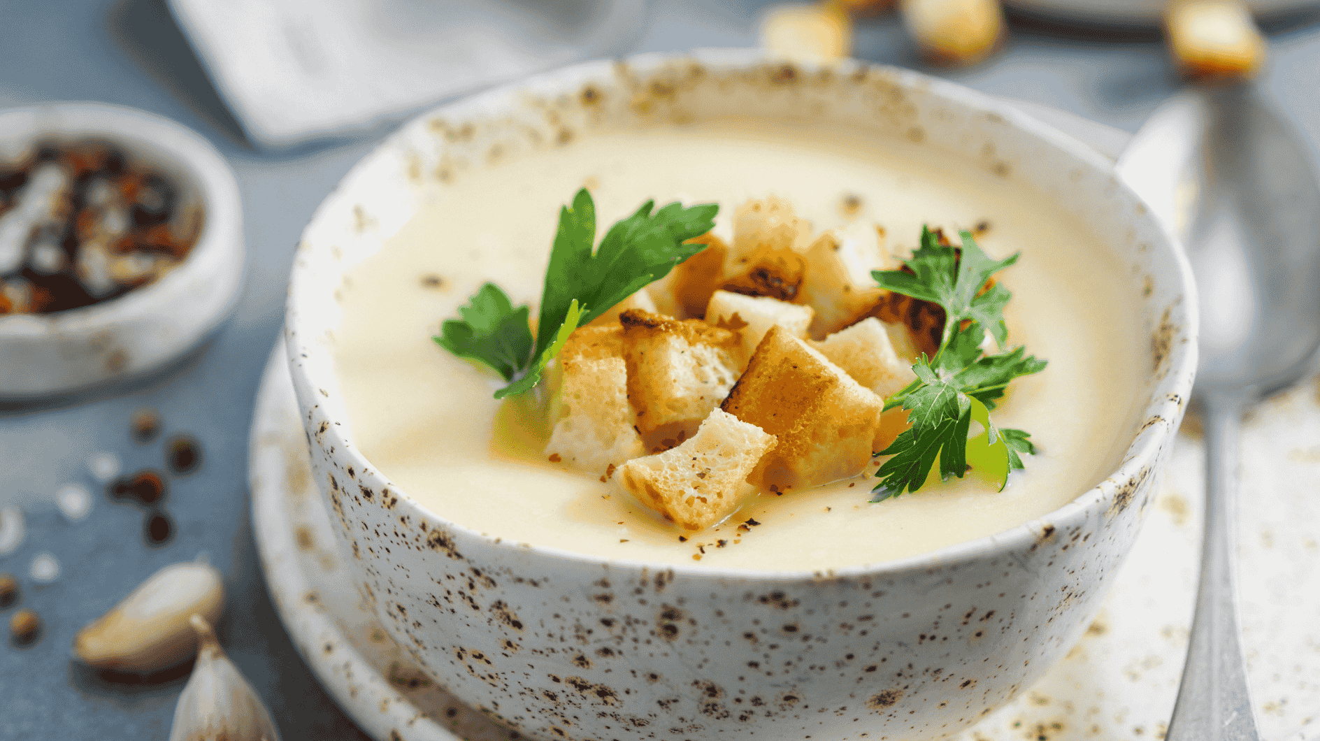 Blumenkohl-Apfel-Suppe mit Zimt-Croûtons