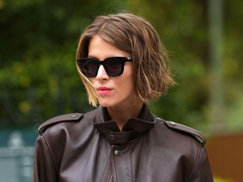 Streetstyle von Frau mit Bob-Frisur und Lederjacke