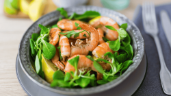 Feldsalat mit Garnelen.