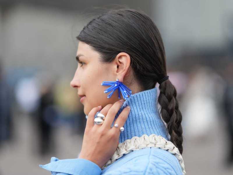 Junge Frau mit Flechtfrisur