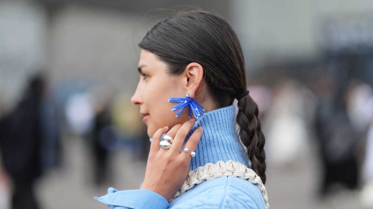 Junge Frau mit Flechtfrisur