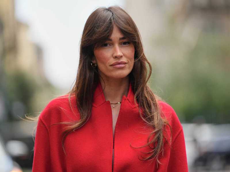 Alison Toby mit moderner Frisur mit Pony.