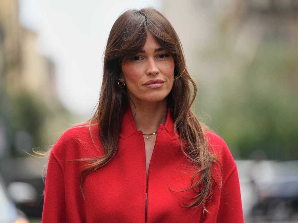 Alison Toby mit moderner Frisur mit Pony.