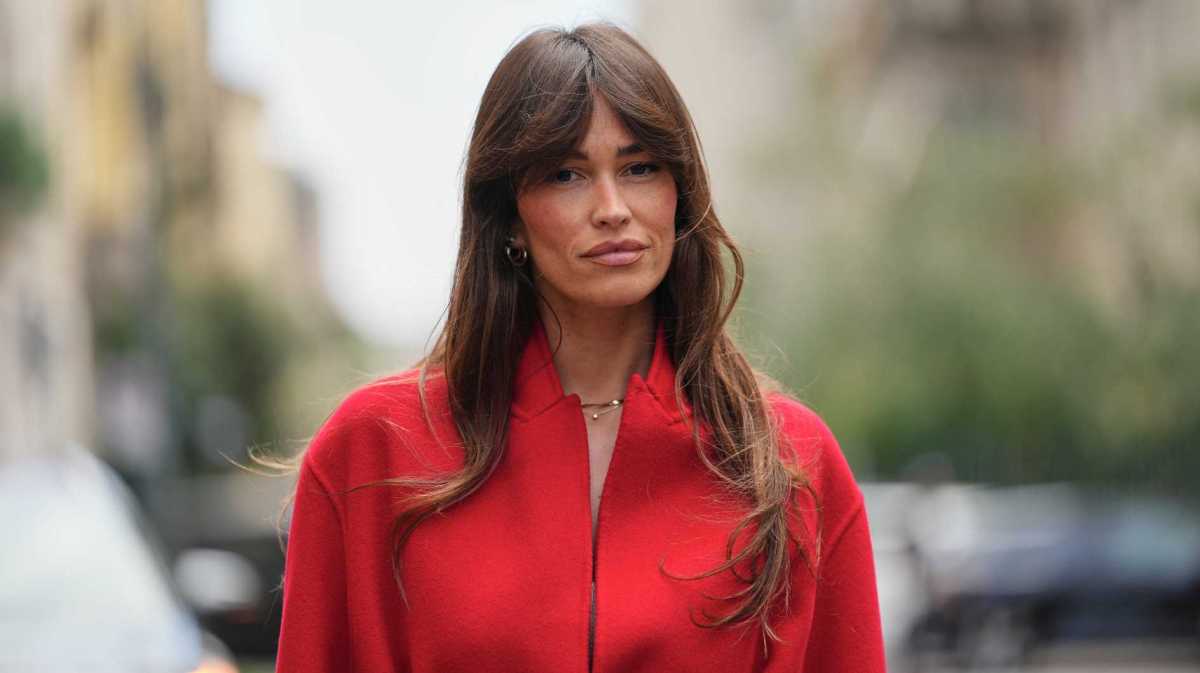 Alison Toby mit moderner Frisur mit Pony.