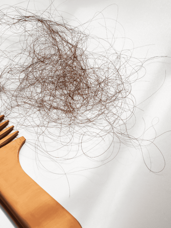 Haarausfall bei Frauen: Die häufigsten Ursachen und was wirklich hilft