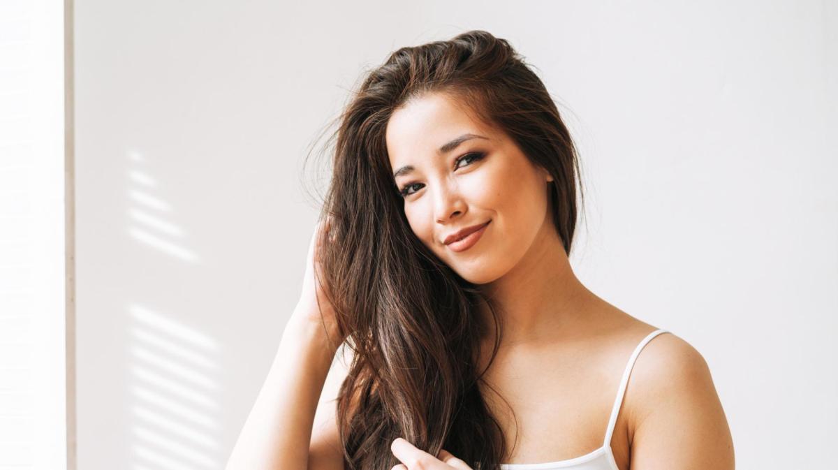 Frau mit voluminösen Haaren.